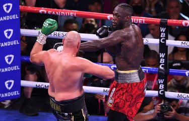 Petinju Deontay Wilder (kanan) dan juara kelas berat WBC Tyson Fury dari Inggris (kiri) memperebutkan gelar kelas berat WBC/Lineal di T-Mobile Arena di Las Vegas, Nevada, 10 Oktober 2021. Hasil Tyson Fury vs Deontay Wilder.
