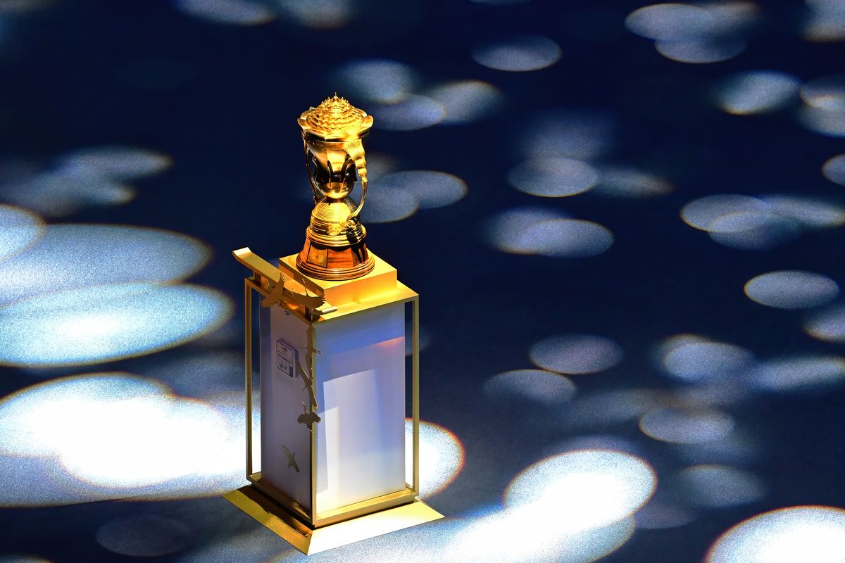 Juara Piala Sudirman dari masa ke masa - Trofi Piala Sudirman dipajang di lapangan sebelum pertandingan perempat final antara China dan Malaysia di Piala Sudirman BWF di Xiamen, Provinsi Fujian, China tenggara, 2 Mei 2025.
