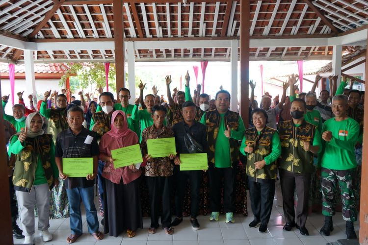 Sejumlah petani buruh tembakau Blora terima BLT DBHCHT di Balai Desa Genjahan, Kecamatan Jiken, Kabupaten Blora, Jawa Tengah, Selasa (22/11/2022)