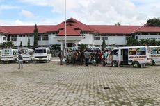 Demo, Mobil Angkot Diparkir di Halaman Kantor Bupati TTU