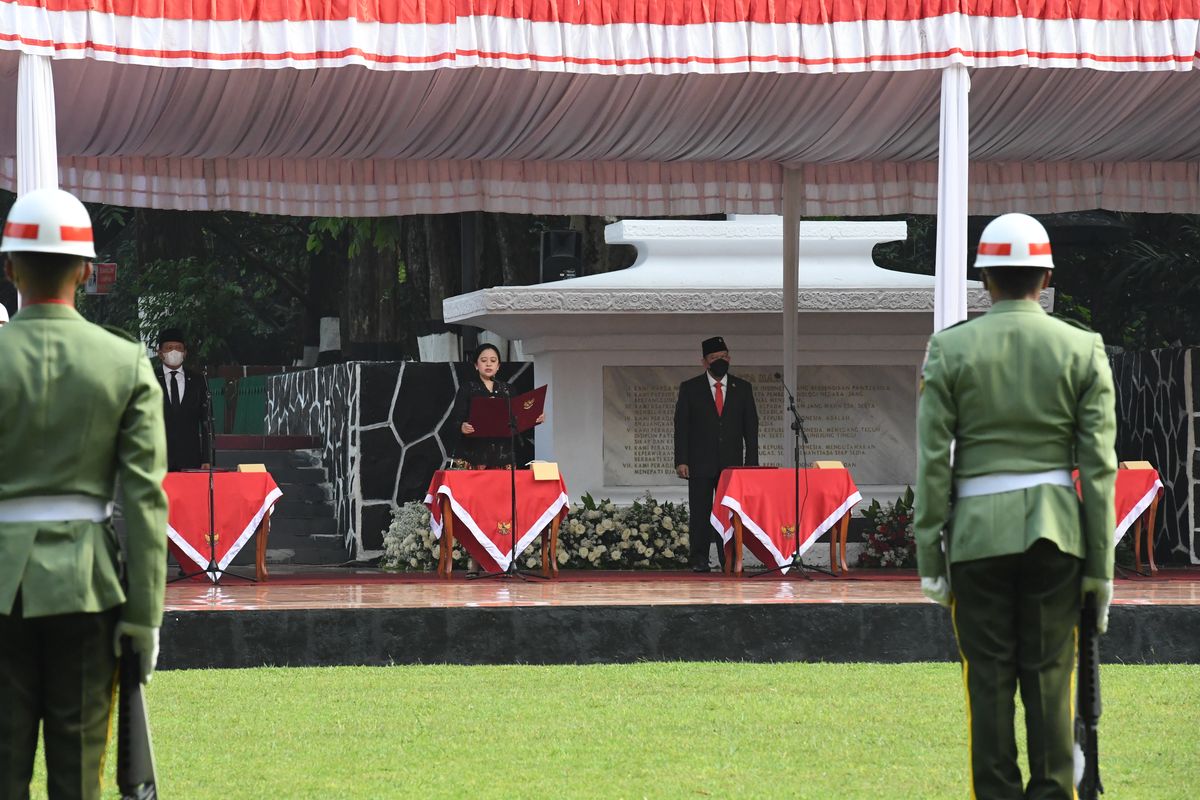Ketua Dewan Perwakilan Rakyat (DPR) Republik Indonesia (RI) Puan Maharani membacakan ikrar dalam rangka memperingati Hari Kesaktian Pancasila di Monumen Pancasila Sakti, Lubang Buaya, Jakarta Timur (Jaktim), Jumat (1/10/2021).

