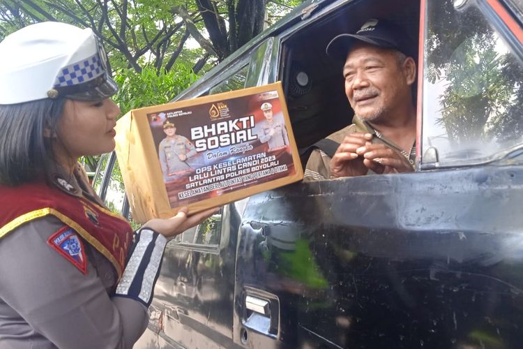 Anggota Satlantas Polres Boyolali menggelar bakti sosial keselamatan lalu lintas 