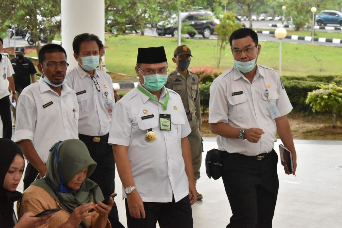 Gubernur Provinsi Babel Erzaldi, saat hendak menerima laporan dan paparan dewan pengawas rumah sakit, di Ruang Pertemuan Eko Maulana Ali RSUP Ir. Soekarno, Rabu (8/7/2020).