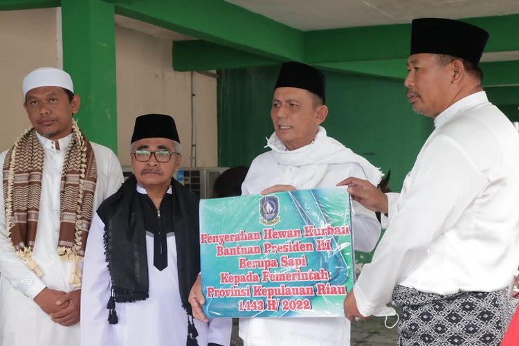 Gubernur Kepri Ansar Ahmad menyerahkan dua ekor sapi kurban dari Presiden Jokowi kepada Bupati Kepulauan Anambas Abdul Haris di Masjid Jami Baiturrahim, Tarempa, Minggu (10/7/2022). 

