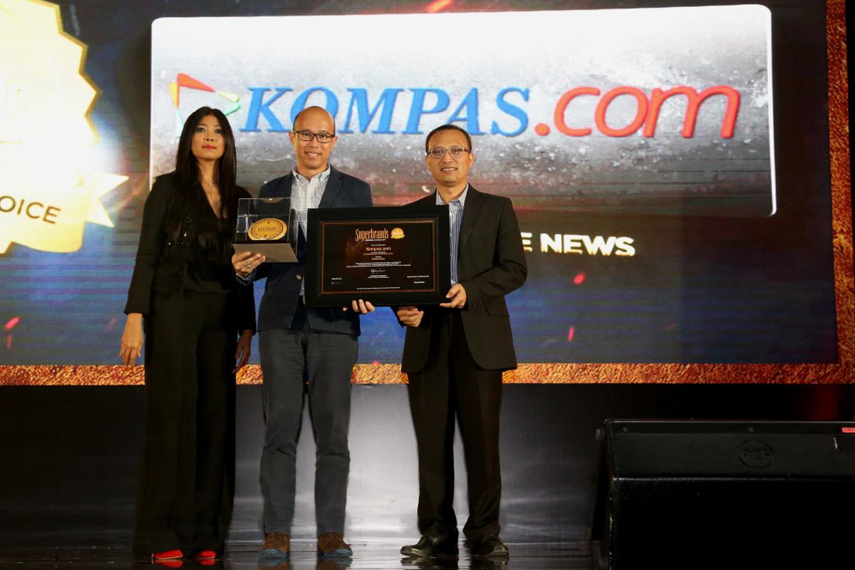 CEO Media Kompas Gramedia Andy Budiman (tengah) menerima penghargaan Superbrand Special Award 2017 di The Ritz Carlton, Jakarta, Selasa (6/6/2017). Superbrand Special Award memberikan penghargaan kepada Kompas.com dalam kategory Online News.