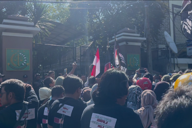 Massa Demo Kejati Jatim, Sorot Temuan Emas dan Uang Tunai Diduga Terkait Oknum Jampidsus