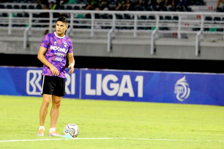 Pemain asing Persita Tangerang Ramiro Fergonzi sebelum pertandingan pekan ke-2 Liga 1 2022-2023 melawan Persebaya Surabaya yang berakhir dengan skor 2-0 di Stadion Gelora Bung Tomo, Surabaya, Senin (1/8/2022) malam.