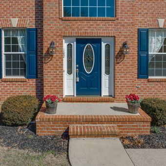 Ilustrasi rumah bata merah, Ilustrasi pintu depan rumah biru.