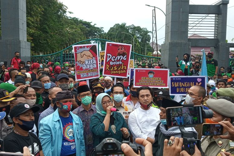 Bupati Bogor Ade Yasin ambil bagian aksi unjuk rasa di tengah-tengah ribuan buruh di depan kantornya, Jalan Tegar Beriman, Cibinong, Kabupaten Bogor, Jawa Barat, Jumat (16/10/2020).