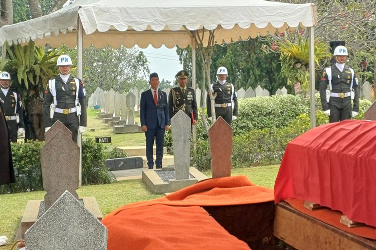 Wakil Presiden RI, Gibran Rakabuming Raka menjadi Inspektur Upacara pemakaman istri Wakil Presiden RI Ke-4 Umar Wirahadikusumah, Karlinah di Taman Makam Pahlawan (TMP) Kalibata, Jakarta Selatan, Senin (6/10/2025).