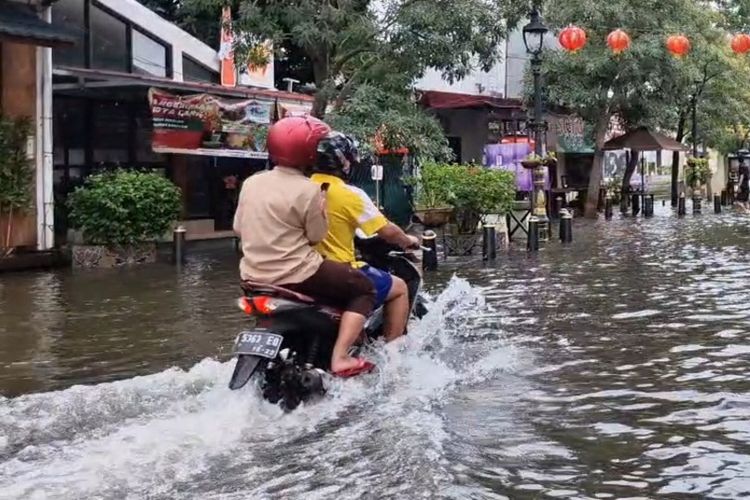 Situasi Kota Lama Semarang terendam banjir, Kamis (14/3/2024).
