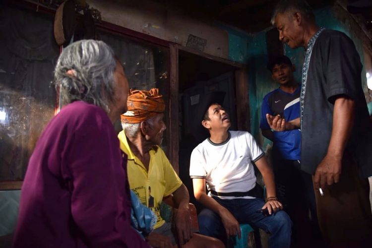 Dedi Mulyadi saat bertemu dengan jawara Karawang (baju kuning), Kamis (20/7/2018).