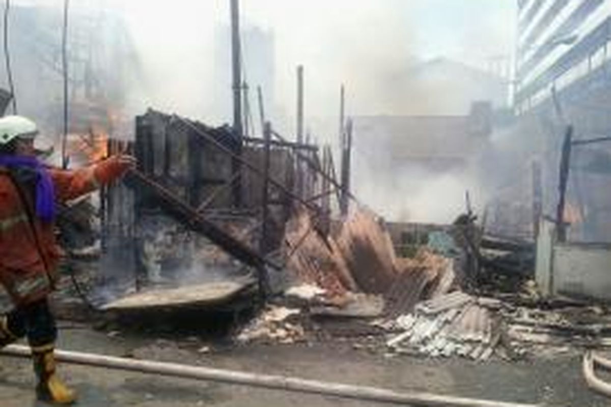 Api melalap rumah makan dan tempat kos di belakang Gajah Mada Plaza, Jalan Pemuda I, Jakarta Pusat, Kamis (5/3/2015) siang. 