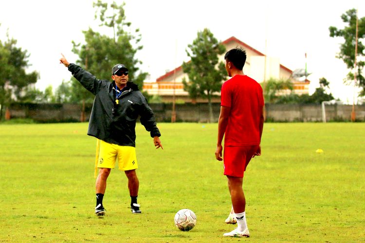 Pelatih Arema FC Javier Roca memberi instruksi pemain saat mengikuti program latihan terpusat untuk persiapan putaran kedua Liga 1 2022-2023 di Agro Kusuma Kota Batu, Selasa (3/1/2023) sore.