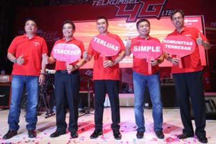 Direktur Consumer Service Telkom Dian Rachmawan, Komisaris Utama Telkomsel Alex J. Sinaga, Walikota Malang Mochamad Anton, Direktur Utama Telkomsel Ririek Adriansyah dan Direktur Sales Mas'ud Khamid saat meresmikan 4G LTE di Malang.