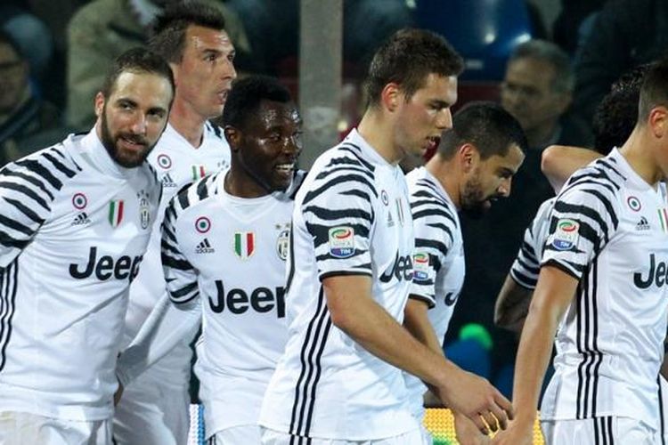 Para pemain Juventus merayakan gol Gonzalo Higuain ke gawang Crotone pada partai tunda Serie A di Stadion Ezio Scida, Rabu (8/2/2017).