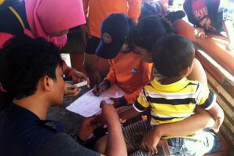 Tim medis tengah mengobati anak yang menjadi korban sengatan ubur-ubur anak yang menjadi korban sengatan ubur-ubur di Gunungkidul, Yogyakarta, Sabtu (18/7/2015).