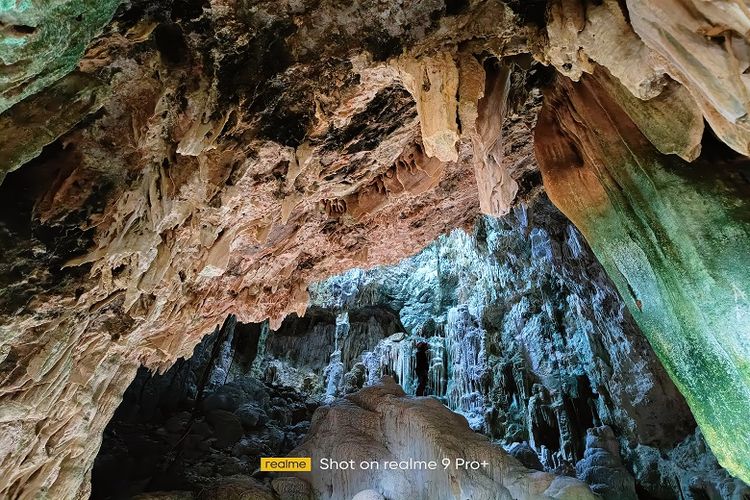 Kemilau cahaya berlian pada stalaktit Gua Berlian di Rammang-Rammang, Kabupaten Maros, Sulsel.