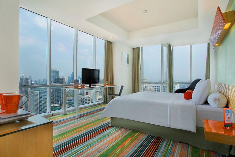 Kamar di Harris Suite fx Sudirman, salah satu hotel dekat Stadion Utama Gelora Bung Karno (SUGBK)