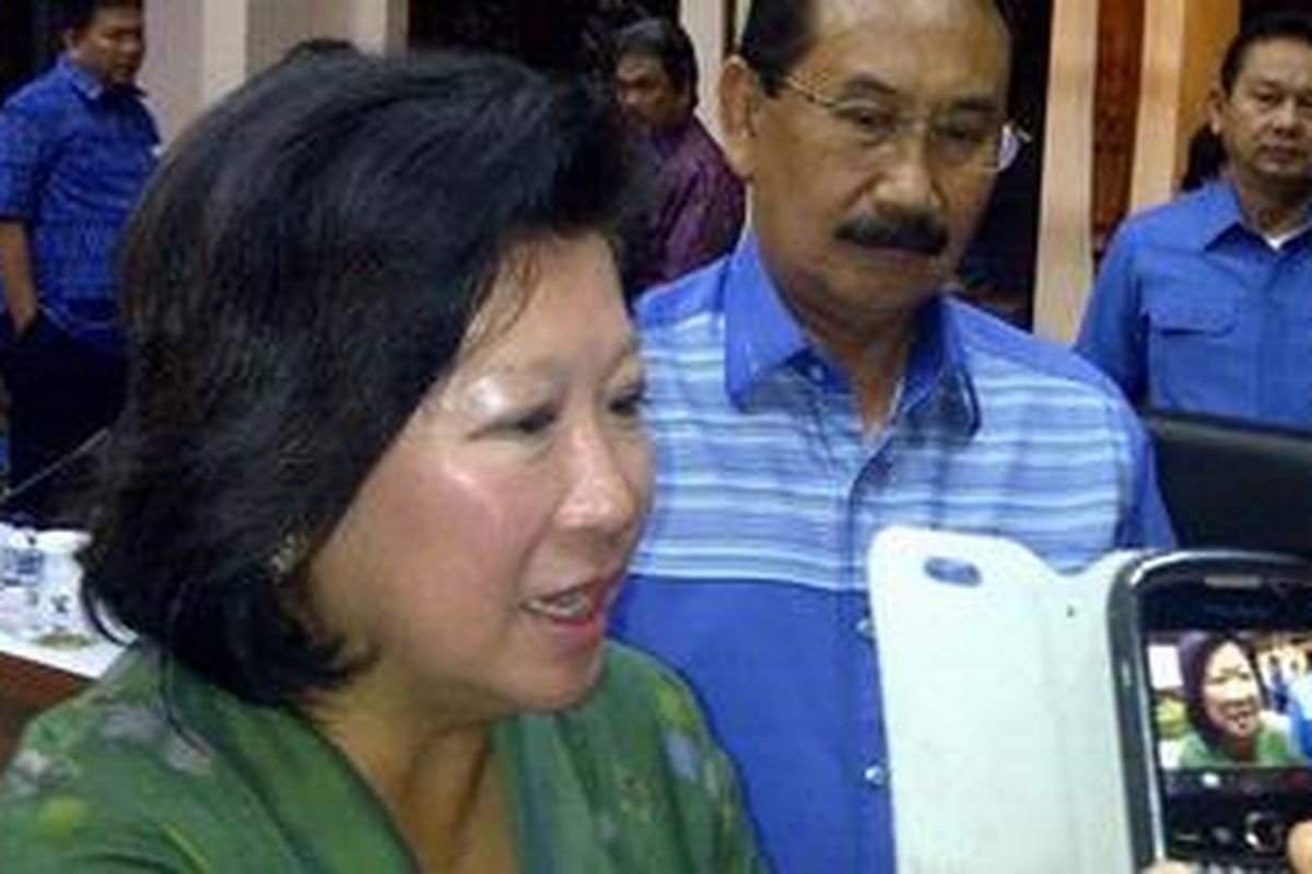 Bupati Badung AA Gde Agung (kanan) mendampingi Menteri Pariwisata dan Ekonomi Kreatif usai rakor persiapan APEC di Nusa Dua, Sabtu (25/8/2012).