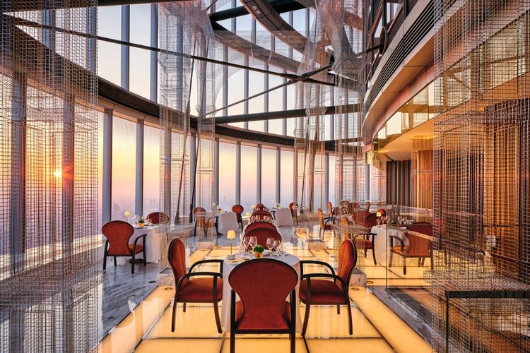 Suasana Restoran Centouno di J Hotel Shanghai Tower saat matahari terbenam.