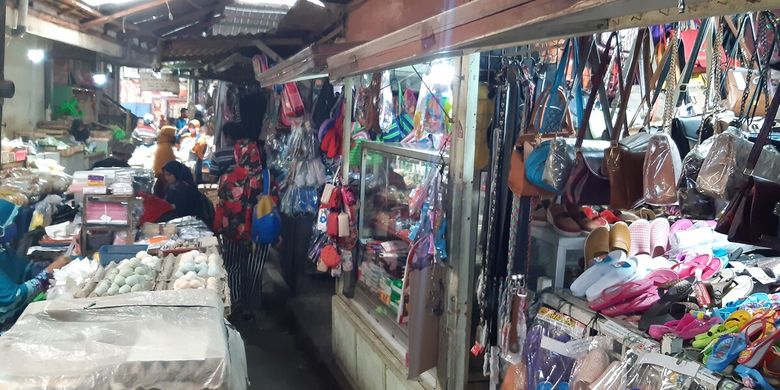 Sejumlah pedagang Pasar Hardjodaksino Solo, Jawa Tengah mulai berjualan setelah tujuh hari tutup karena ada salah satu pedagang meninggal positif Covid-19, Selasa (21/7/2020).