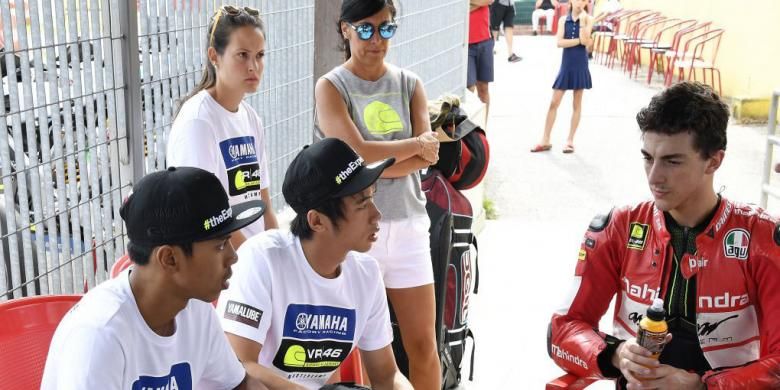 Pebalap Moto3, Francesco Bagnaia (kanan), memberikan instruksi kepada para pebalap The Master Camp sebelum menjalani sesi latihan minibike di Sirkuit Jeepers Kart & Pit Bike, Cattolicca, Jumat (8/7/2016).