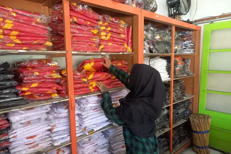 Toko Seragam Sekolah di Jogja Laris Manis, Pembeli Datang dari Jakarta hingga Kalimantan