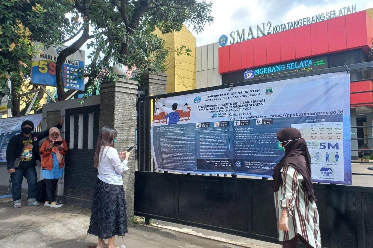 Sejumlah orangtua siswa di wilayah Tangerang Selatan mendatangi SMA Negeri 2 Tangerang Selatan karena mengalami kendala saat pendaftaran PPDB 2021, Senin (21/6/2021).