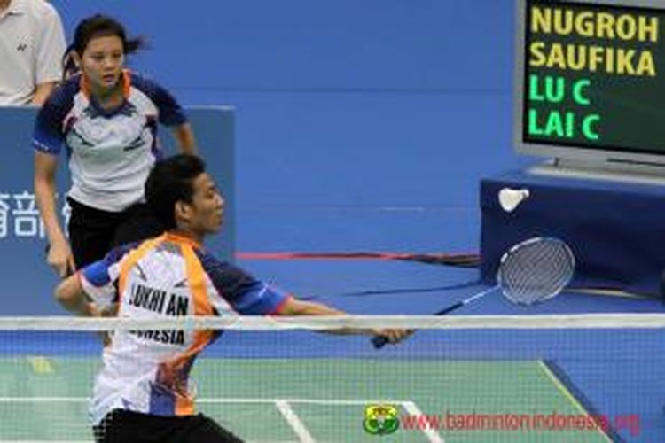 Ganda campuran Indonesia, Lukhi Apri Nugroho (depan)/Annisa Saufika, bertanding pada turnamen Badminton Asia Championships 2013, (17/4/2013).