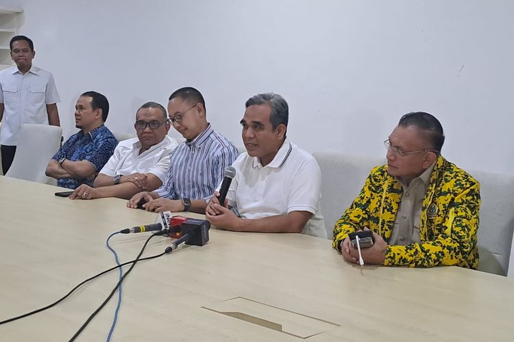 Sekretaris Jenderal (Sekjen) Partai Gerindra Ahmad Muzani dalam jumpa pers di Jalan Sriwijaya I, Jakarta Selatan, Selasa (24/10/2023). 