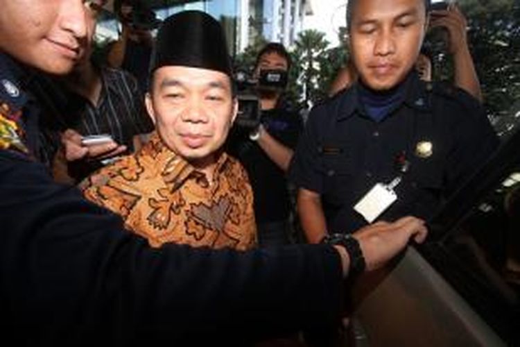 Ketua DPP Partai Keadilan Sejahtera, Jazuli Juwaini (tengah), diperiksa oleh Komisi Pemberantasan Korupsi, di Jakarta, Senin (20/5/2013). Ia diperiksa sebagai saksi bagi terdakwa dugaan korupsi proyek impor daging sapi, yang juga mantan Presiden PKS Luthfi Hasan Ishaaq.  