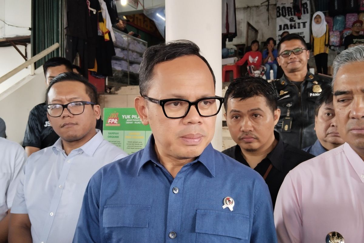 Wakil Menteri Dalam Negeri, Bima Arya, memantau ketersediaan serta harga bahan kebutuhan pokok di pasar tradisional Kosambi, Kota Bandung, Sabtu (22/3/2025).