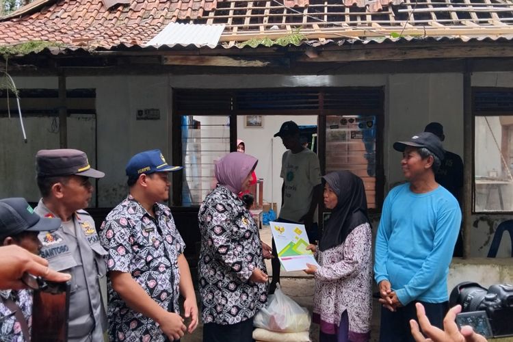 Bupati Purworejo memimpin langsung kegiatan pemberian bantuankepada para korban bencana alam pada Kamis (4/1/2024)