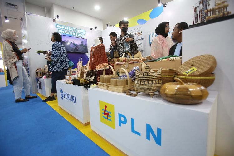 Booth kategori Kriya yang menjual hasil kerajinan tangan pada Bazar UMKM untuk Indonesia periode September yang diselenggarakan oleh Kementerian BUMN bersama PLN dan Peruri menarik perhatian pengunjung pusat perbelanjaan Sarinah, Jakarta, Sabtu (23/9).