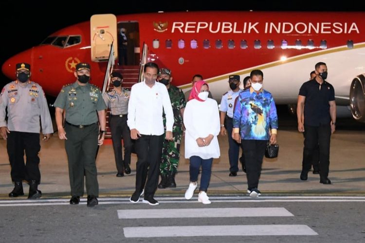 Presiden Joko Widodo dan Ibu Iriana Joko Widodo tiba di Bandar Udara Internasional Sentani, Kabupaten Jayapura pada Selasa (30/8/2022) pukul 19.00 Waktu Indonesia Timur (WIT).