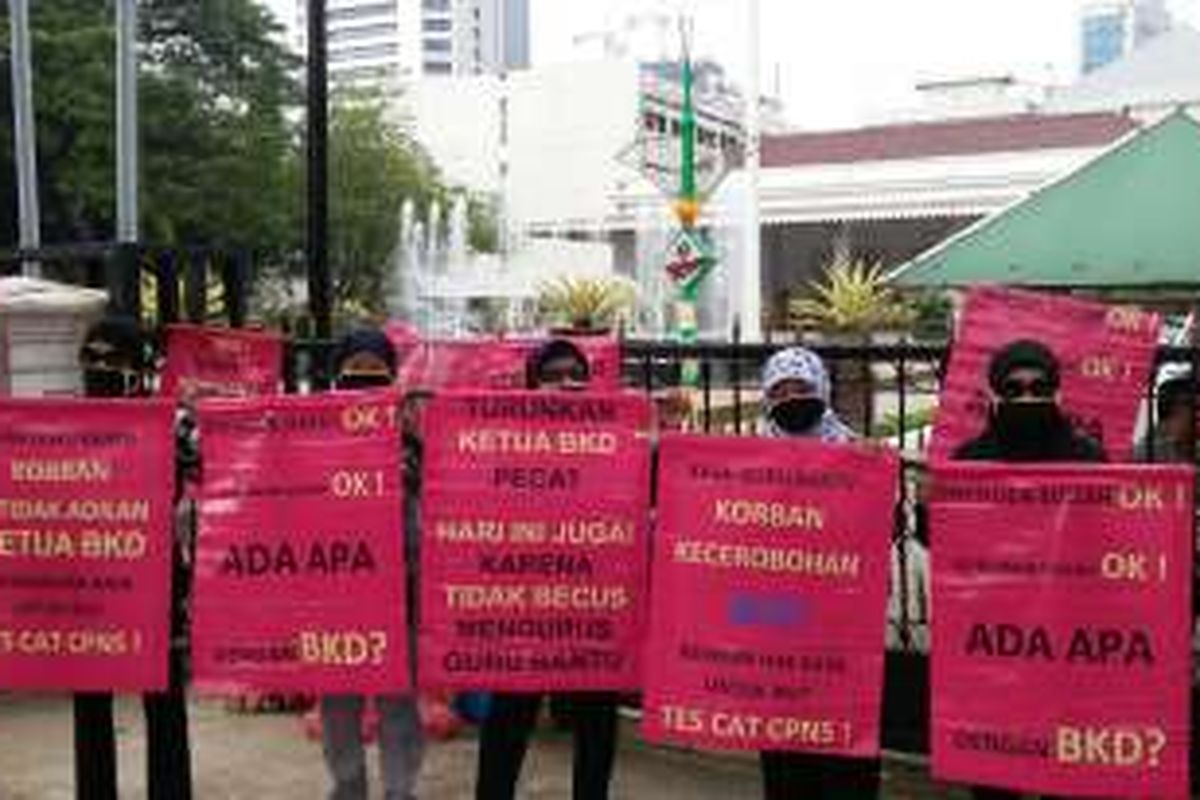 Guru bantu demo di Balai Kota, Kamis (26/5/2016). Mereka menuntut diikutsertakan dalam tes CAT CPNS DKI Jakarta. 