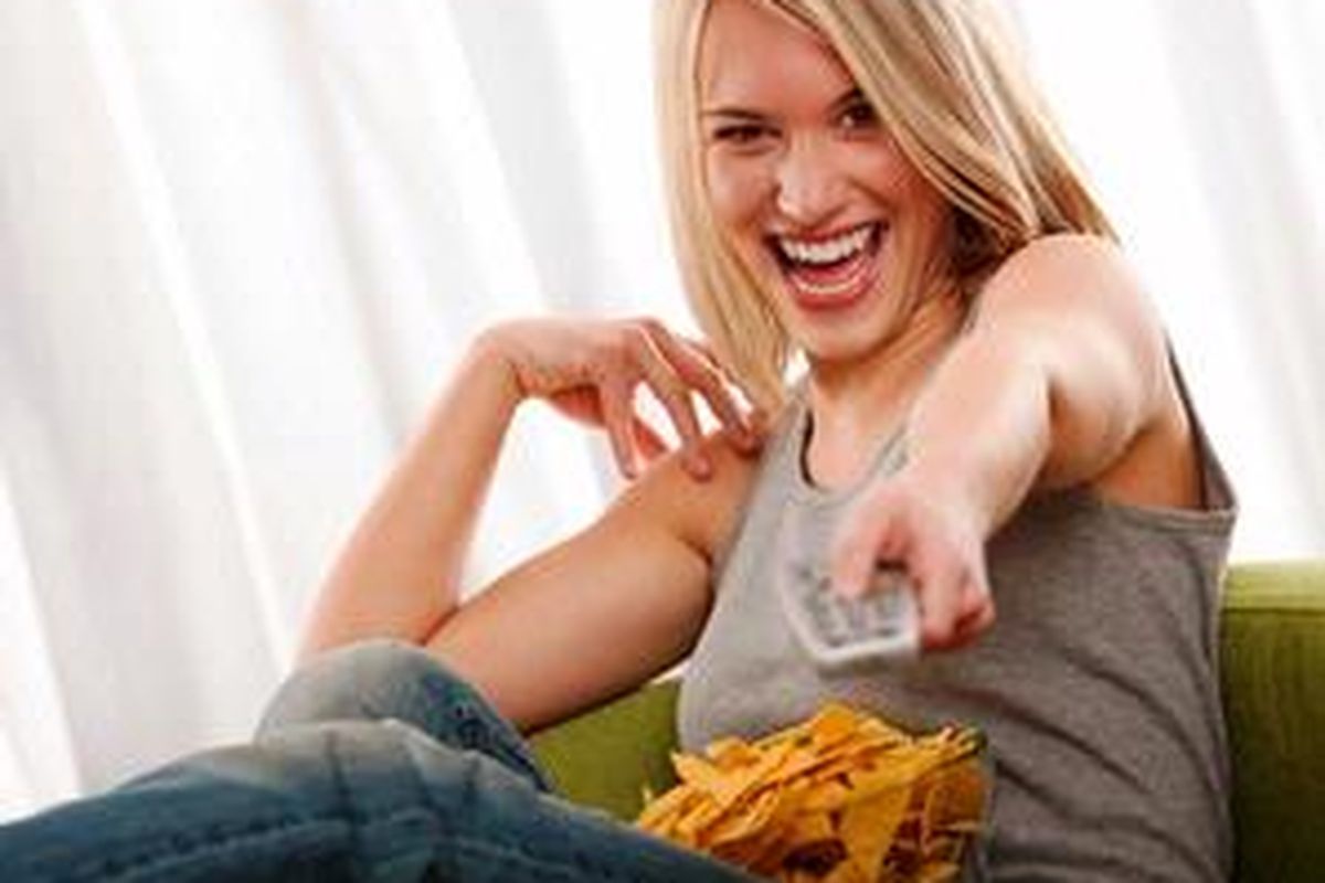 Menghabiskan waktu berjam-jam di depan TV sambil ngemil, bikin orang kurus pun menimbun penyakit.