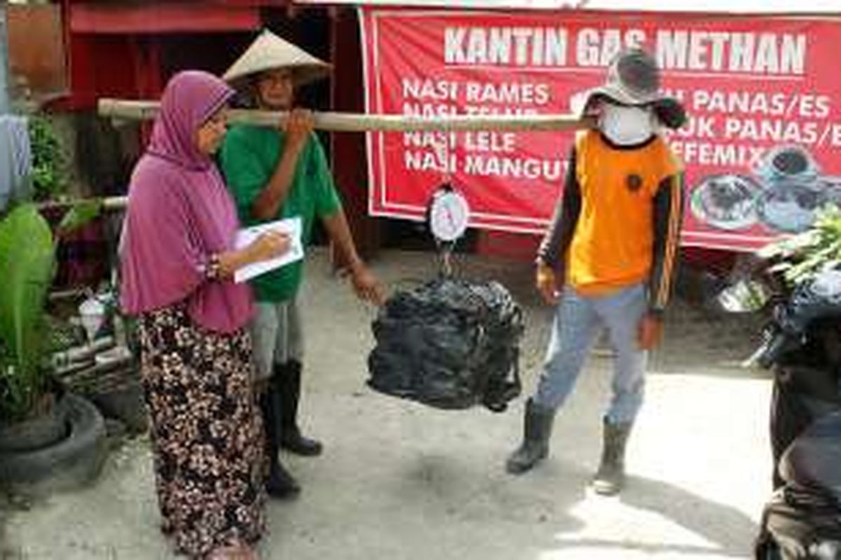 Pasangan Sarimin (dua dari kiri) dan Suyatmi (paling kiri) menimbang sampah plastik dari pemulung yang akan ditukarkan dengan seporsi makan di Kantin Gas Methan, di kompleks Tempat Pembuangan Akhir (TPA) Jatibarang, Kota Semarang, Jawa Tengah, Rabu (8/6/2016). Pembelian makanan dengan plastik dilakukan atas inisiatif bersama Unit Pengelola Teknis (UPT) TPA Jatibarang dengan pengelola warung untuk mengurangi beban sampah plastik di TPA yang sulit terurai. Kantin tersebut juga menggunakan bahan bakar gas metana yang diolah dari tumpukan sampah.