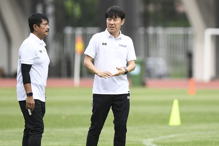 Pelatih Timnas Indonesia Shin Tae-yong (kanan) berbincang dengan asisten pelatih Indra Sjafri saat seleksi pemain Timnas Indonesia U-19 di Stadion Wibawa Mukti, Cikarang, Bekasi, Jawa Barat, Senin (13/1/2020). Sebanyak 51 pesepak bola hadir mengikuti seleksi pemain Timnas U-19 yang kemudian akan dipilih 30 nama untuk mengikuti pemusatan latihan di Thailand.