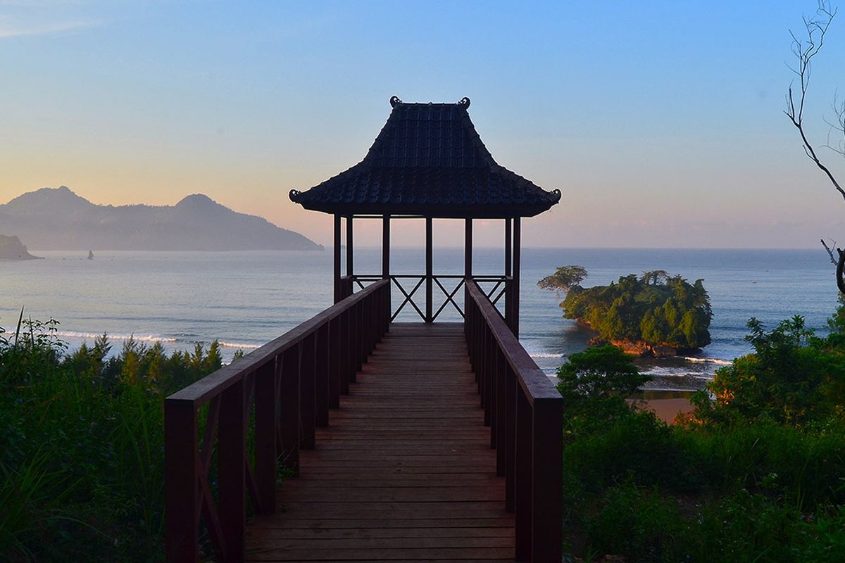 Pantai Pelang adalah salah satu tempat wisata di Trenggalek, Jawa Timur. 
