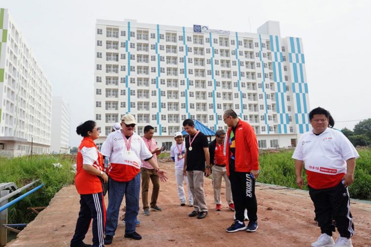 Gubernur Sumatera Selatan Alex Noerdin saat meninjau Rusunawa dan Rusunami yang disiapkan untuk Asian Games di Palembang, usai acara Fun Run, Minggu (1/7/2018)