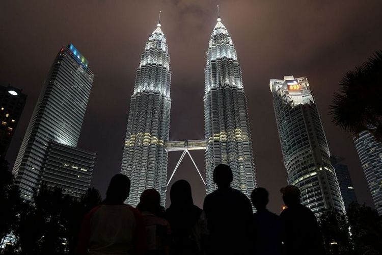 Putrajaya memiliki banyak taman dan ekosistem hijau yang dapat menarik turis. Sementara itu, Kuala Lumpur bergantung pada Menara Kembar Petronas sebagai salah satu daya tarik utamanya.