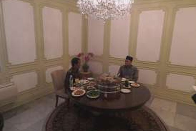  Presiden Joko Widodo makan siang dengan Ketua Umum PAN Zulkifli Hasan di Istana Merdeka, Jakarta,  Rabu (30/11/2016).