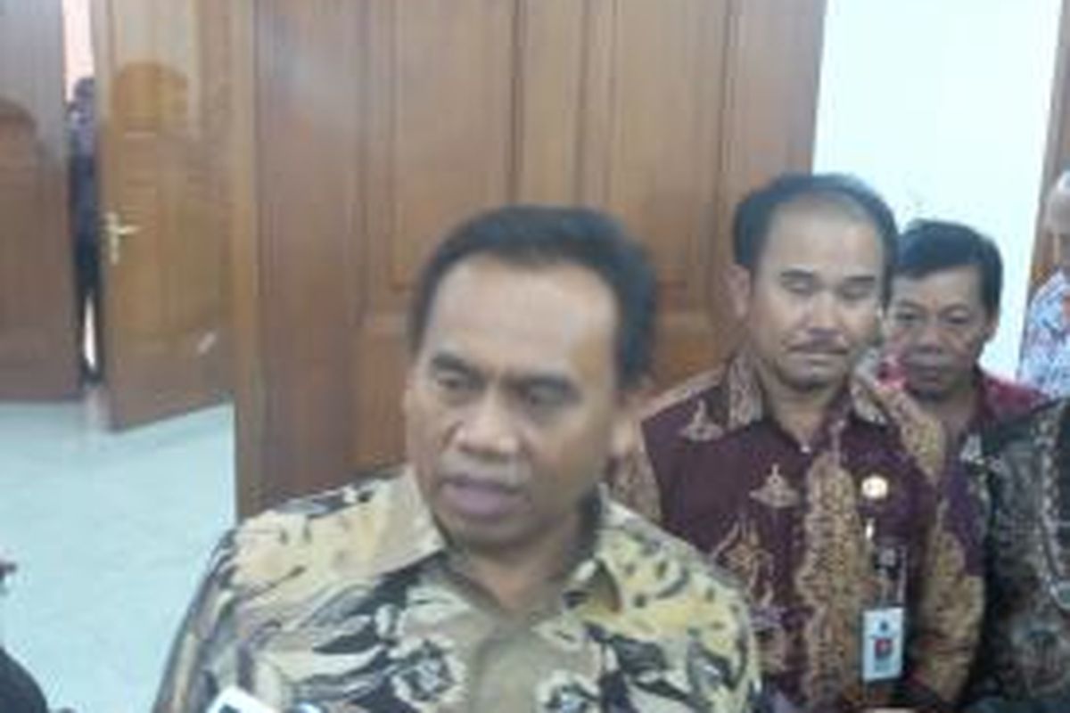 Sekretaris Daerah DKI Jakarta Saefullah didampingi Kepala Dinas Perumahan dan Gedung Pemerintah Yonathan Pasodung, di Balaikota Jakarta, Kamis (27/8/2014)