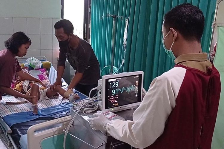 DIRAWAT--Salah satu pasien DBD sementara dirawat di RSUD Caruban, Kabupaten Madiun, Jawa Timur. 