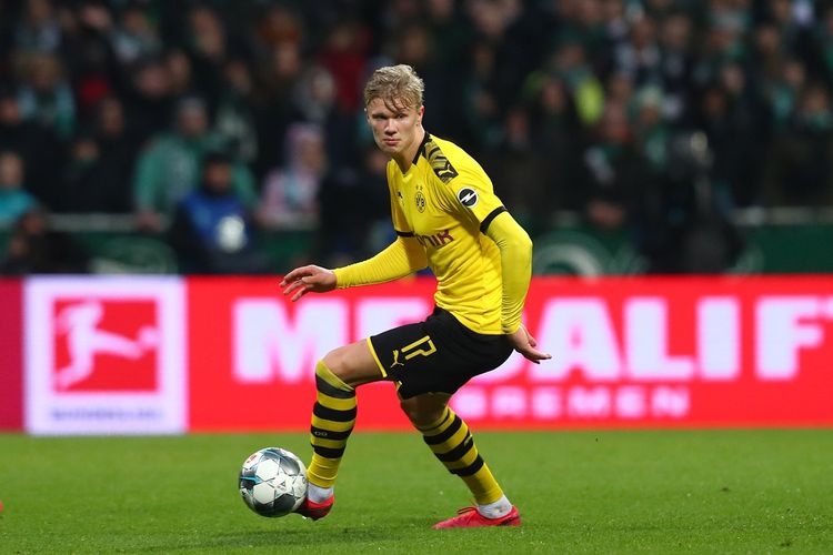 Erling Haaland dari Borussia Dortmund mengontrol bola selama pertandingan Bundesliga antara SV Werder Bremen dan Borussia Dortmund di Wohninvest Weserstadion pada 22 Februari 2020 di Bremen, Jerman.