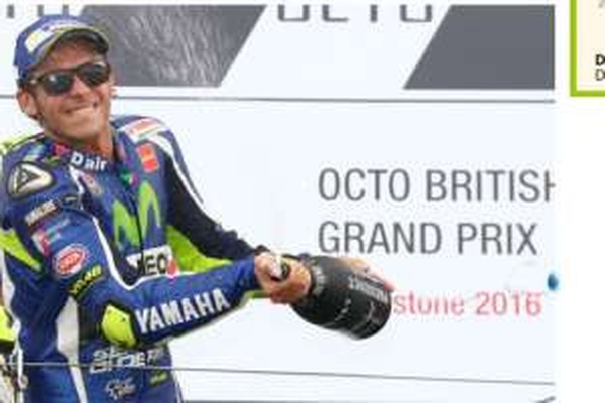 Valnetino Rossi merayakan podium ketiganya di GP Inggris, Minggu (4/9/2016).