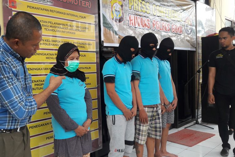 Seorang nenek dan tiga pria dibekuk aparat Polres Gowa, Sulawesi Selatan terkait obat terlarang dan narkotika. Selasa, (27/3/2018).
