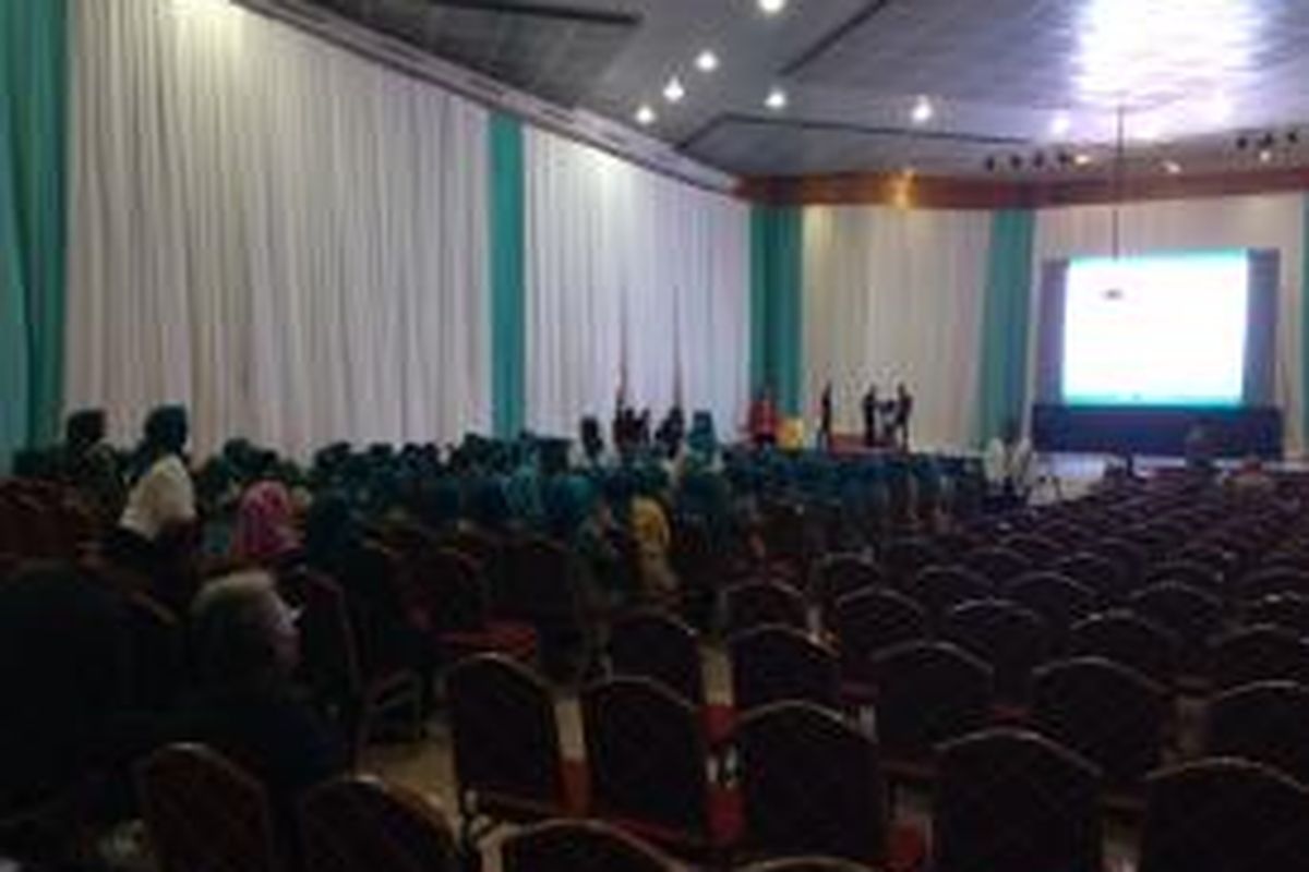 Suasana di Universitas Terbuka Convention Centre (UTCC), Pondok Cabe, Tangerang Selatan, Senin (27/7/2015). Acara deklarasi calon Wali Kota dan Wakil Wali Kota Tangerang Selatan Airin Rachmi Diany dan Benyamin Davnie ini didominasi tamu undangan perempuan. 